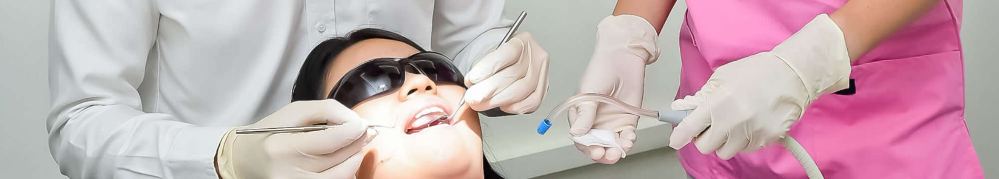 Teeth scaling and polishing by dentist